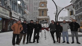 Keşan esnafı aileleriyle birlikte kar yağışının tadını çıkardı