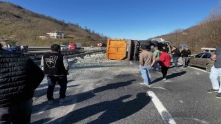 Kil yüklü kamyon devrildi, sahil yolu bir saat ulaşıma kapandı: 1 yaralı