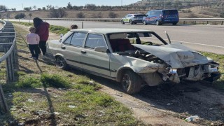 Kiliste bariyerlere çarpan otomobildeki 2 kişi yaralandı