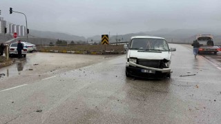 Kırıkkalede minibüs ile otomobil çarpıştı: 3 yaralı