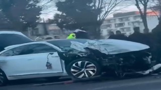 Kırmızı ışıkta bekleyen otomobile tır çarptı: 2 yaralı