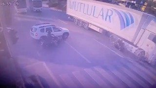 Kırmızı ışıkta geçen tıra çarpıp ölümden dönen motosiklet sürücüsü güvenlik kamerasında