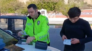 Kırmızı ışıkta geçti, ceza yerken SRCye bari yazmayın ağabey dedi