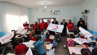 Kızılaydan dezavantajlı öğrencilere karne hediyesi