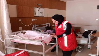Kızılaydan yeni yılın ilk bebeklerine Sevgi Bohçası hediye