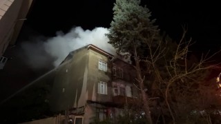Kocaelide 3 katlı binanın çatısı alev alev yandı
