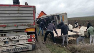 Kontrolden çıkan kamyon tarlaya devrildi