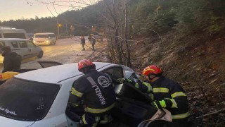 Kontrolden çıkan otomobil ağaca çarparak durabildi;3 yaralı
