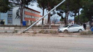 Kontrolden çıkan otomobil aydınlatma direğine çarparak durabildi