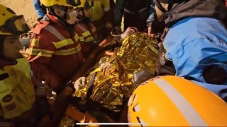 Konyada çöken bina enkazından 2 kişi sağ olarak çıkarıldı
