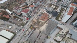 Konyada çöken binadaki enkaz çalışmaları havadan görüntülendi