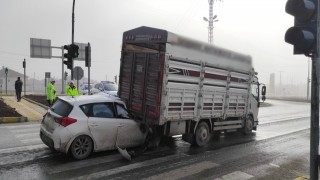 Konyada otomobil kamyonete arkadan çarptı: 1 yaralı