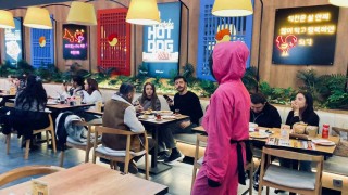 Kore restoranında yemekleri Squid Game dizisinin karakterleri servis ediyor