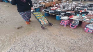 Köşk halkı çamur içinde alışverişten kurtulmak için Belediye Başkanı Gülere seslendi