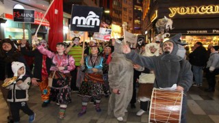 Kostümleri giyindiler, Kalandarı kutladılar