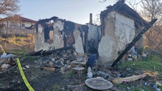 Köyde yalnız yaşıyordu, küle dönen evde cesedi bulundu