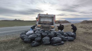 Kozlukta bir haftada ana yol kenarından 20 ton çöp temizlendi