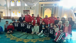 Kuran kursunu tamamlayan çocuklara futbolculardan sürpriz