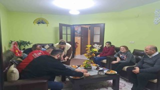 Kursa katılan öğrencilerin ailelerine çaya gidiyorlar