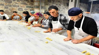 Kursiyerler, işaret diliyle pasta yapıyor
