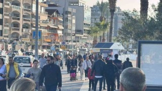 Kuşadasında güneşi gören sahile koştu