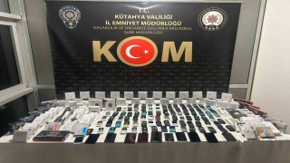 Kütahyada gümrük kaçağı 102 telefon ve 25 akıllı saat ele geçirildi