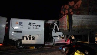 Kütahyada kamyonet ile tomruk yüklü tır çarpıştı: 1 ölü, 1 yaralı