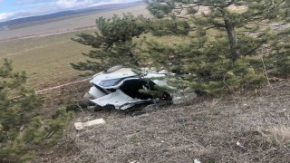 Kütahyada otomobil şarampole devrildi: 1 ölü, 1 yaralı
