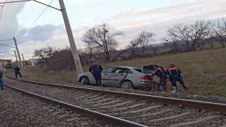 Kütahyada polisten kaçan araç takla atarak demir yoluna devrildi