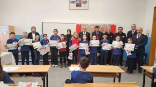 Kütahyada protokol üyeleri karne töreninde öğrencilerle buluştu