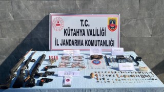 Kütahyada tarihi eserler ve patlayıcı madde ele geçirildi