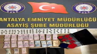 Kuyumcuları sahte altınla dolandırdılar, otel odasında yakalandılar