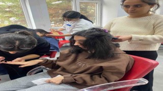 Liseli kızlar özel eğitim öğrencilerinin saç ve tırnak bakımını yaptı