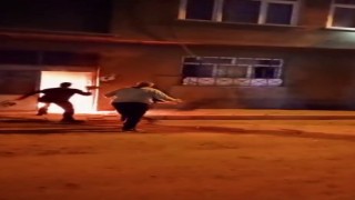 Mahalle sakinleri binada çıkan yangını kum ve taş ile söndürmeye çalıştı