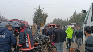 Malatyada kamyon ile hafif ticari araç çarpıştı: 3 yaralı