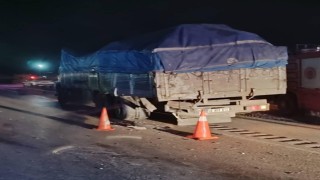Manisada otomobil kamyona çarptı: 1 ölü, 1 yaralı