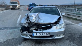 Manisada otomobil tıra arkadan çarptı: 4 yaralı