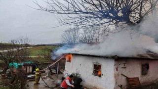 Manyasta yangında bir ev tamamen yandı