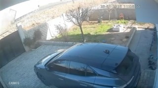 Mardinde peynir yüklü tırın devrildiği kaza güvenlik kamerasına yansıdı