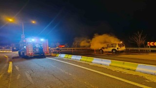 Mardinde seyir halindeki ticari araç alevlere teslim oldu