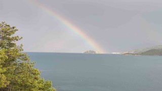 Marmariste yağışla birlikte oluşan gökkuşağı mest etti