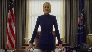 Melania Trumpın Beyaz Saray pozu dünyaca ünlü dizide ABD Başkanı olan First Lady Claire Underwooda benzetildi