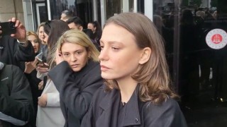 Menajer soruşturmasında ifade veren Serenay Sarıkaya: Dişimle, tırnağımla bu günlere gelmişim, bu bir itibarsızlaştırma çabası ama sorun değil