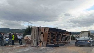 Mermer blok taşıyan Tırın dorsesi karayoluna devrildi