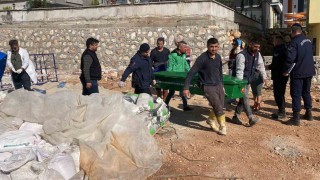 Mersinde 8. kattan düşen işçi hayatını kaybetti