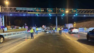 Mersinde otomobil otoyol gişelerinde beton bariyerlere çarptı: 2 ölü, 5 yaralı