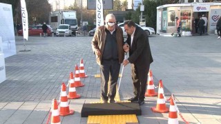 Metrobüs durağındaki ‘Empati Parkuru ile görme engellilere farkındalık
