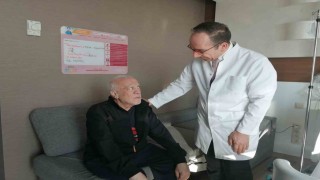 Midesi ve yemek borusunun yarısı alındı, hayata tutundu