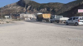Mikserlerden yola dökülen beton muhtarı kızdırdı