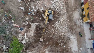 Milasta yıkılan binanın molozları arasından tarihi eserler çıktı